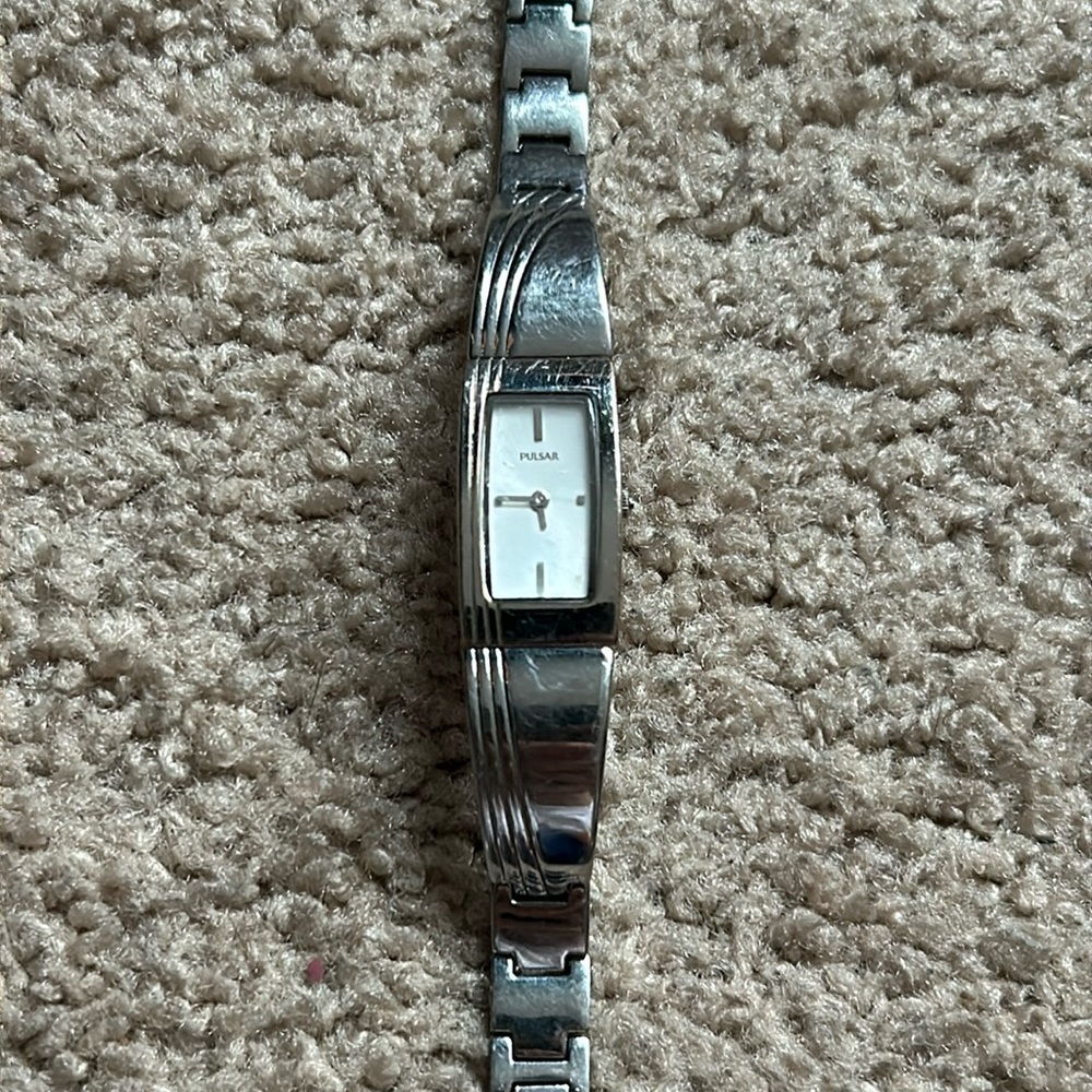 Pulsar women’s vintage silver unique stainless steel bracelet watch one size 6in